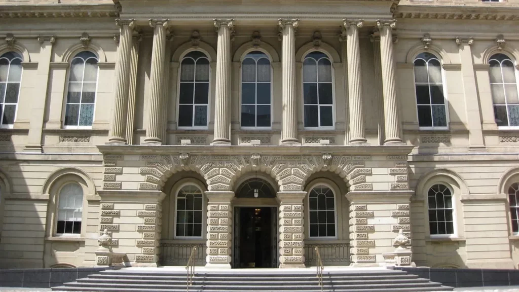 Photo of front entrance to Osgoode Hall, Toronto, Ontario